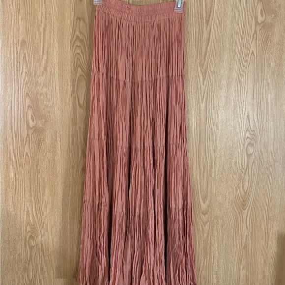 Longhorn Pleated Maxi Skirt - Soft Dusty Rose - Picture 2 of 6